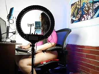 Paused beauty gets her slit smashed while working on her laptop