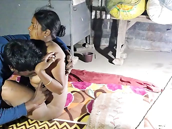 See how this Indian village wifey gets kinky in front of her spouse