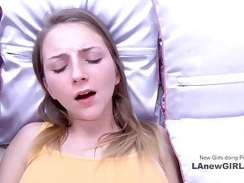 Tasty Teen Fills her Mouth with Meaty Pecker Teenies do Porn