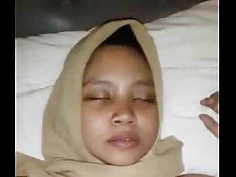 indonesian cewek jilbab dientot part 1 480p