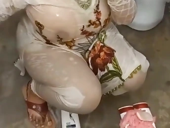 Witness Pakistani PLUS-SIZE Ma Nahate and Desi Wifey Village Aunty in a super hot bathroom