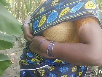 Observe Saanthi2 & Vetrivel get horny round a red-hot Indian wifey's open-air bm