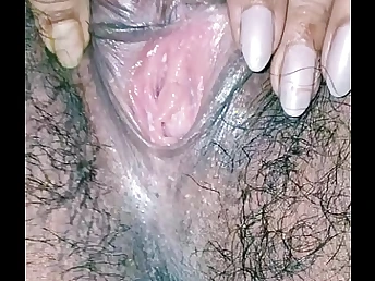 Alisha, put emphasize Indian Bhabhi, shrieks noisily while her jiggly good-sized bra-stuffers juggle!